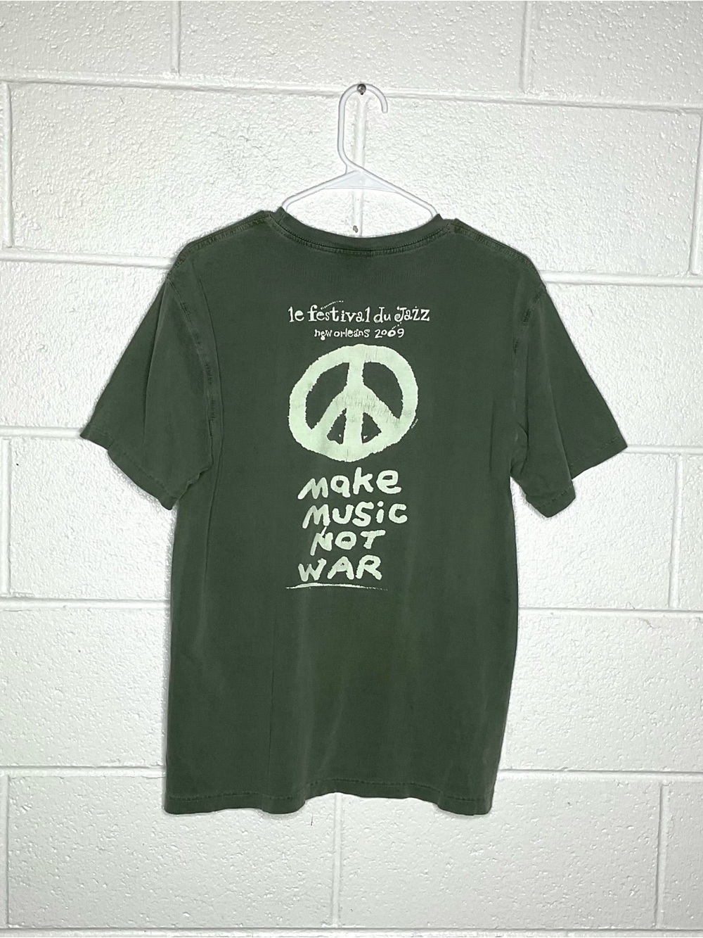< 2009 New Orleans Jazz Festival Make Music Not War Tee >